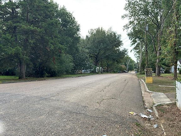 4th image of 347 Houston Ave