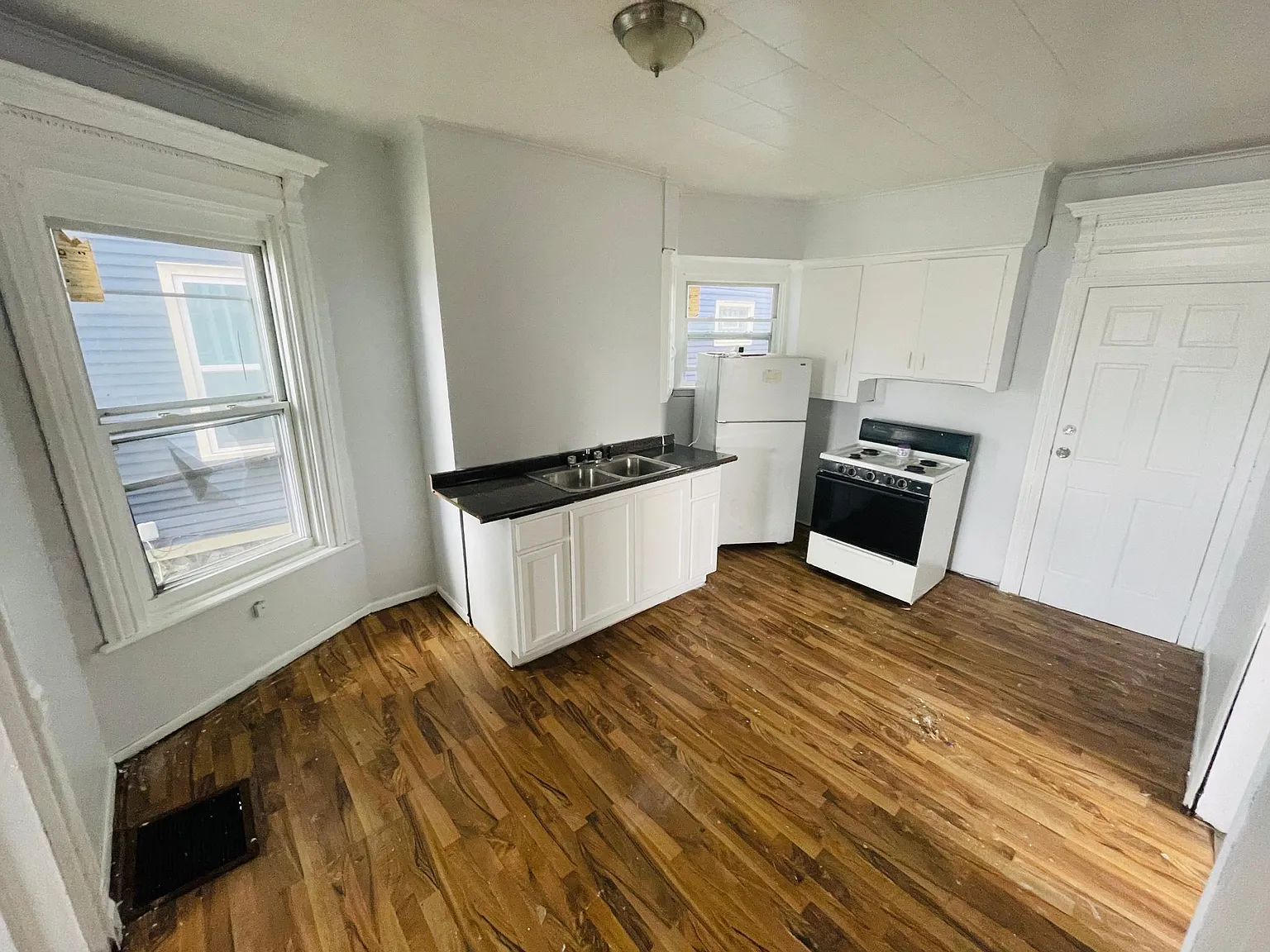327 Hampshire St — Photo 2