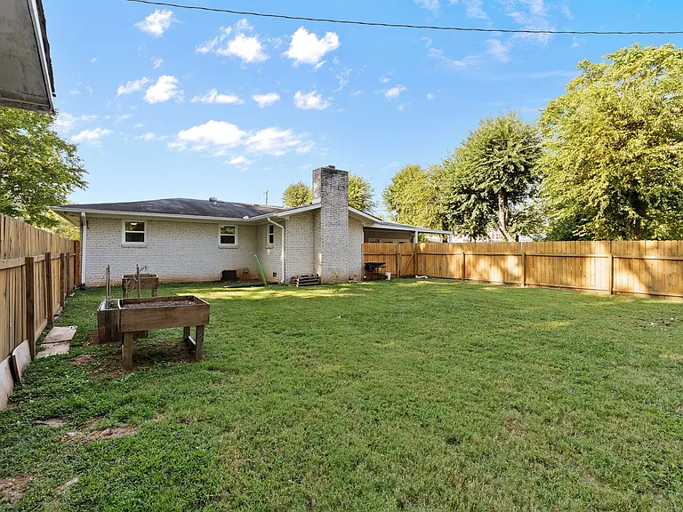 2407 E Main St — Photo 33