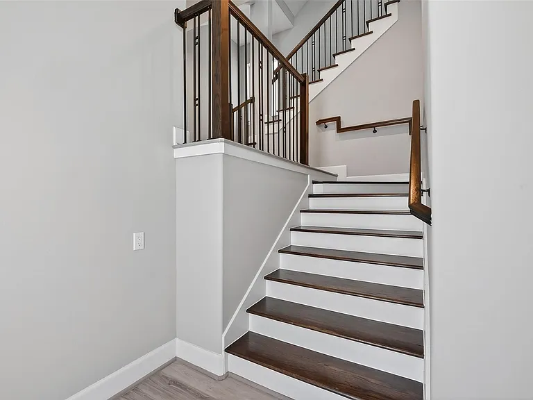 1122 W 16th St #D — Photo 3