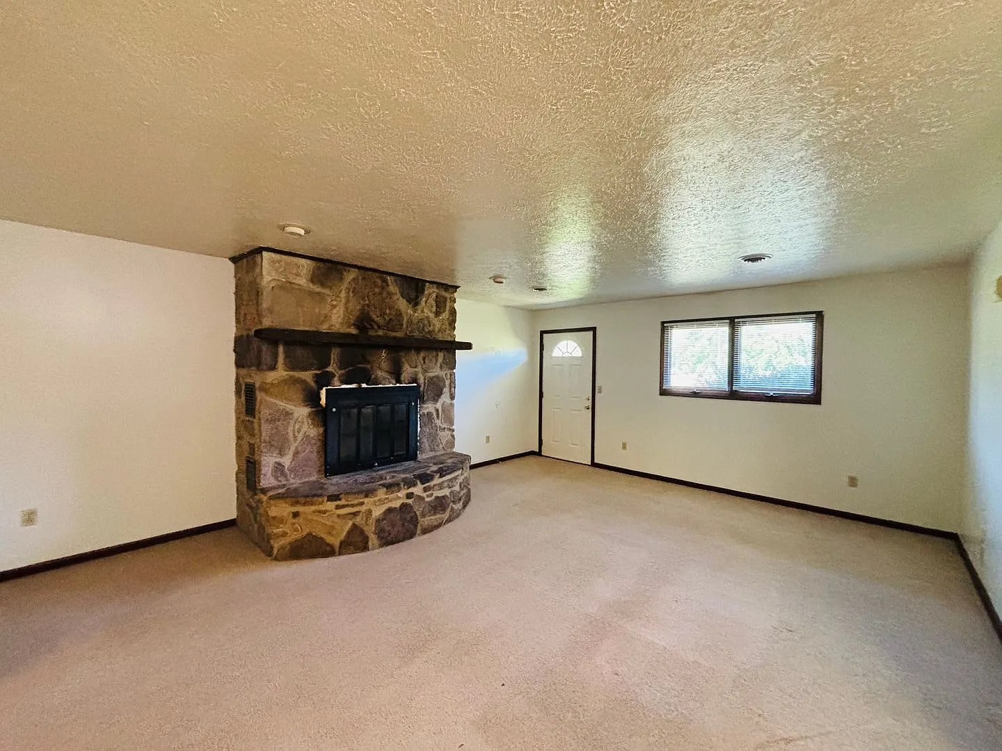 2 Bedroom, 1 Bath Duplex — Photo 4
