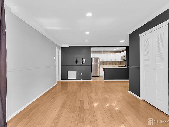 4th image of 39 Pennsylvania Way