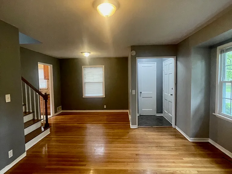 151 Eastmoreland Dr — Photo 3