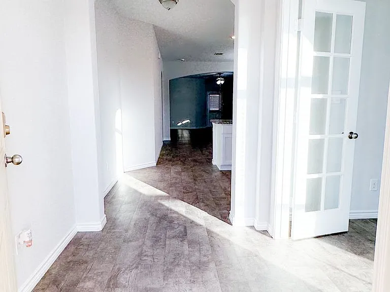 6233 Lavaca Dr — Photo 2