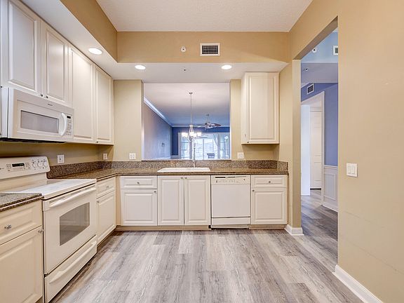 5th image of 11 Harbour Isle Drive W #102