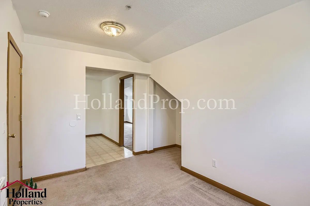Building Photo - 1806 Elm St #5