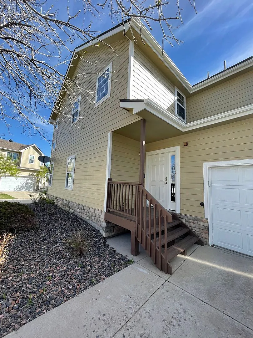 Wonderfully Updated Spacious 2 bed 3 bath Superior Townhome -- Available October 5th! — Photo 2
