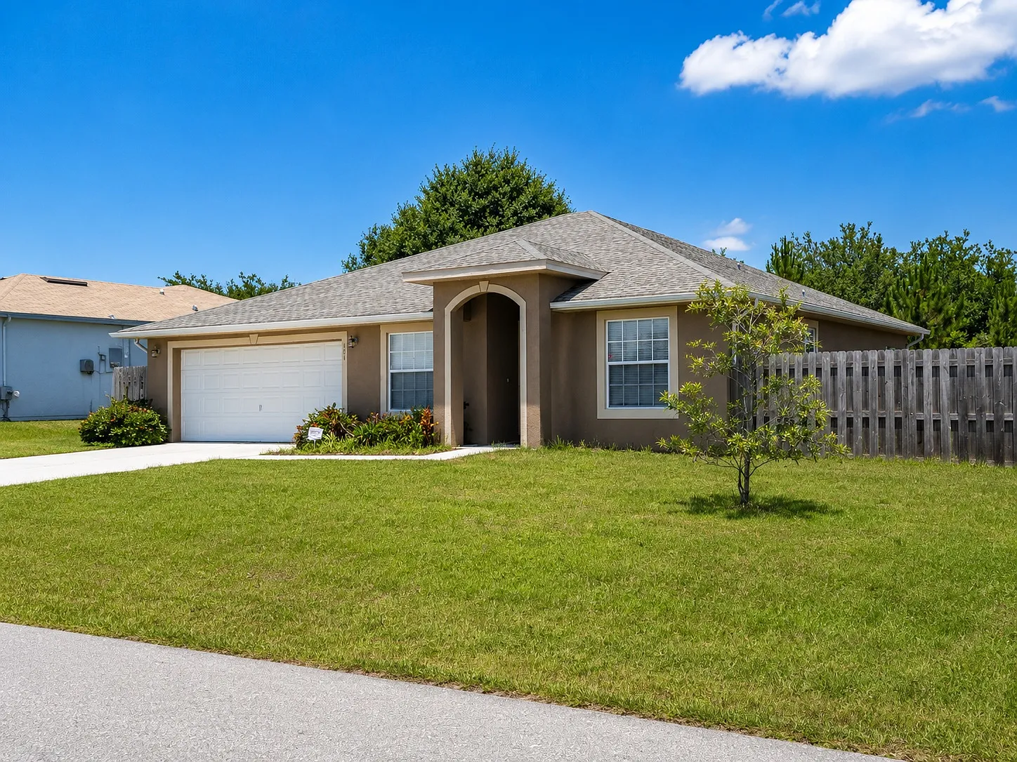 Exceptional 3/2 Corner Lot Home — Photo 2