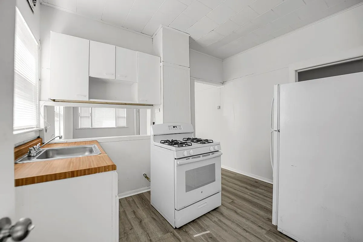 2 bed, 1.0 bath, 661 sqft, $1,200 — Photo 2