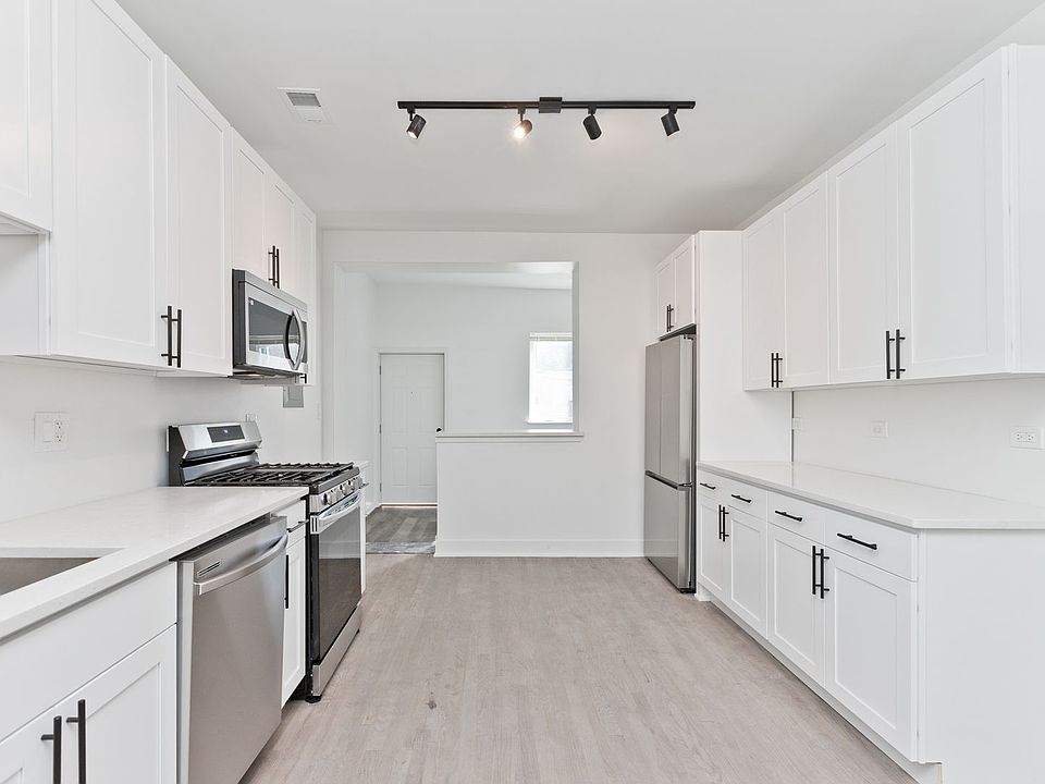 1st image of 2464-70 N Lincoln Ave #2470-3N