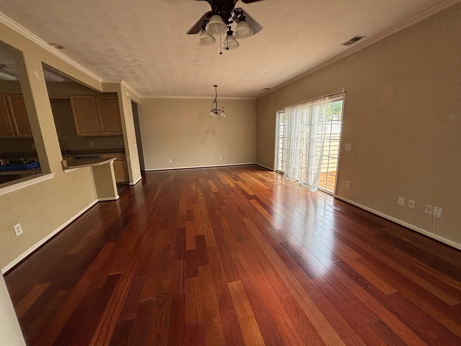 3 bed, 2.5 bath, 1793 sqft, $2,300 — Photo 2