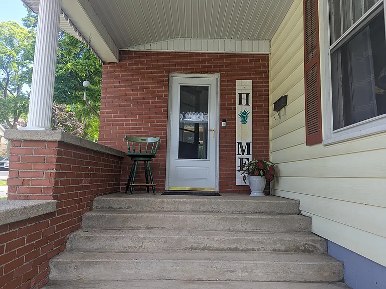 434 E Chapin St — Photo 2