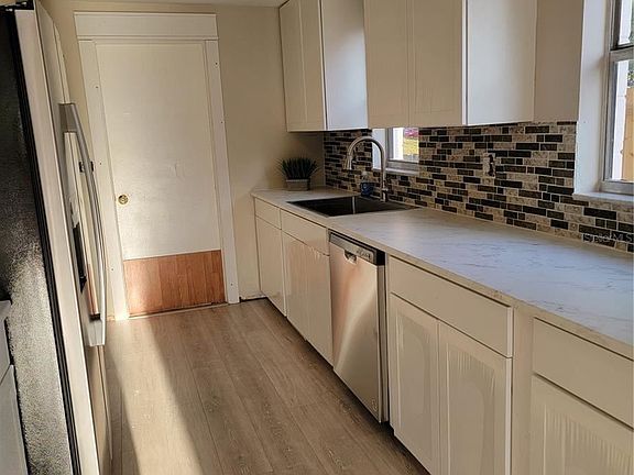 4th image of 1627 Seneca Ave