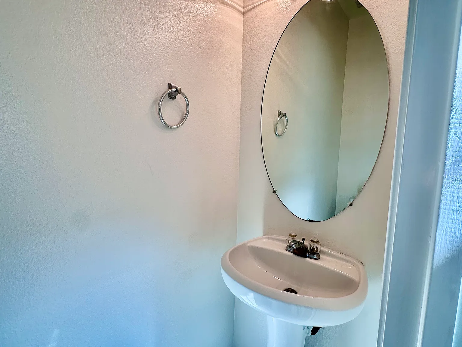 3 bed, 2.5 bath, 1904 sqft, $2,100 — Photo 4