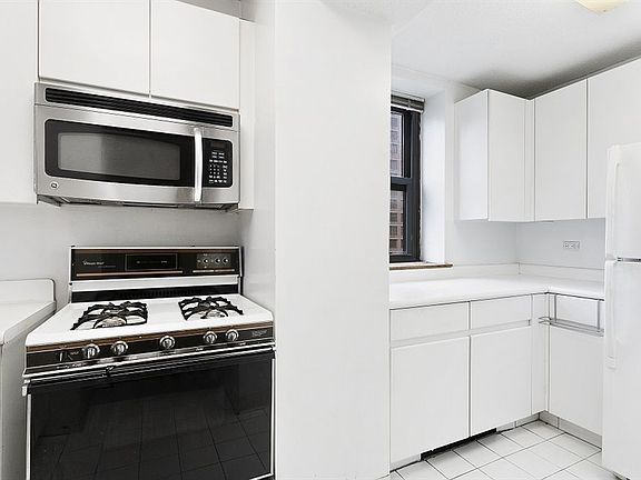 3rd image of 250 E 40th St APT 23F