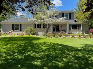 22142 Blackmore Dr, Grosse Ile, MI 48138
