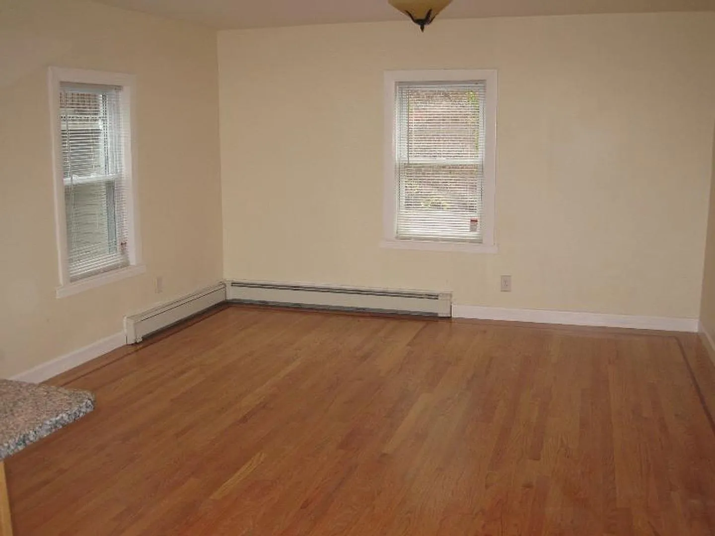 Nicely renovated 3 bed unit at an unbeatable price! — Photo 3