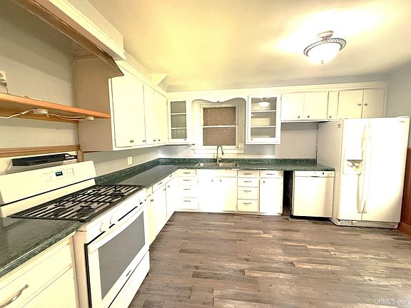 3rd image of 23461 Woodside Ln