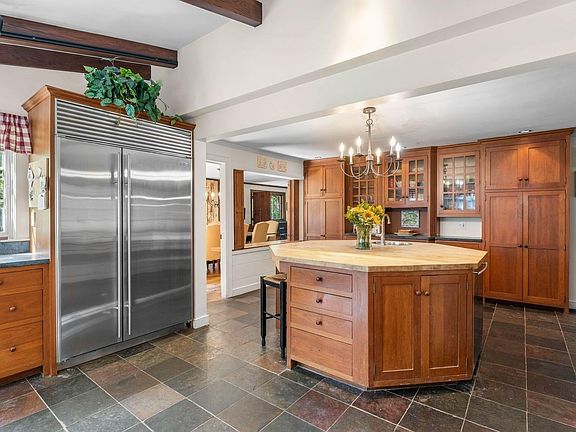 3rd image of 23 Eaglehead Rd