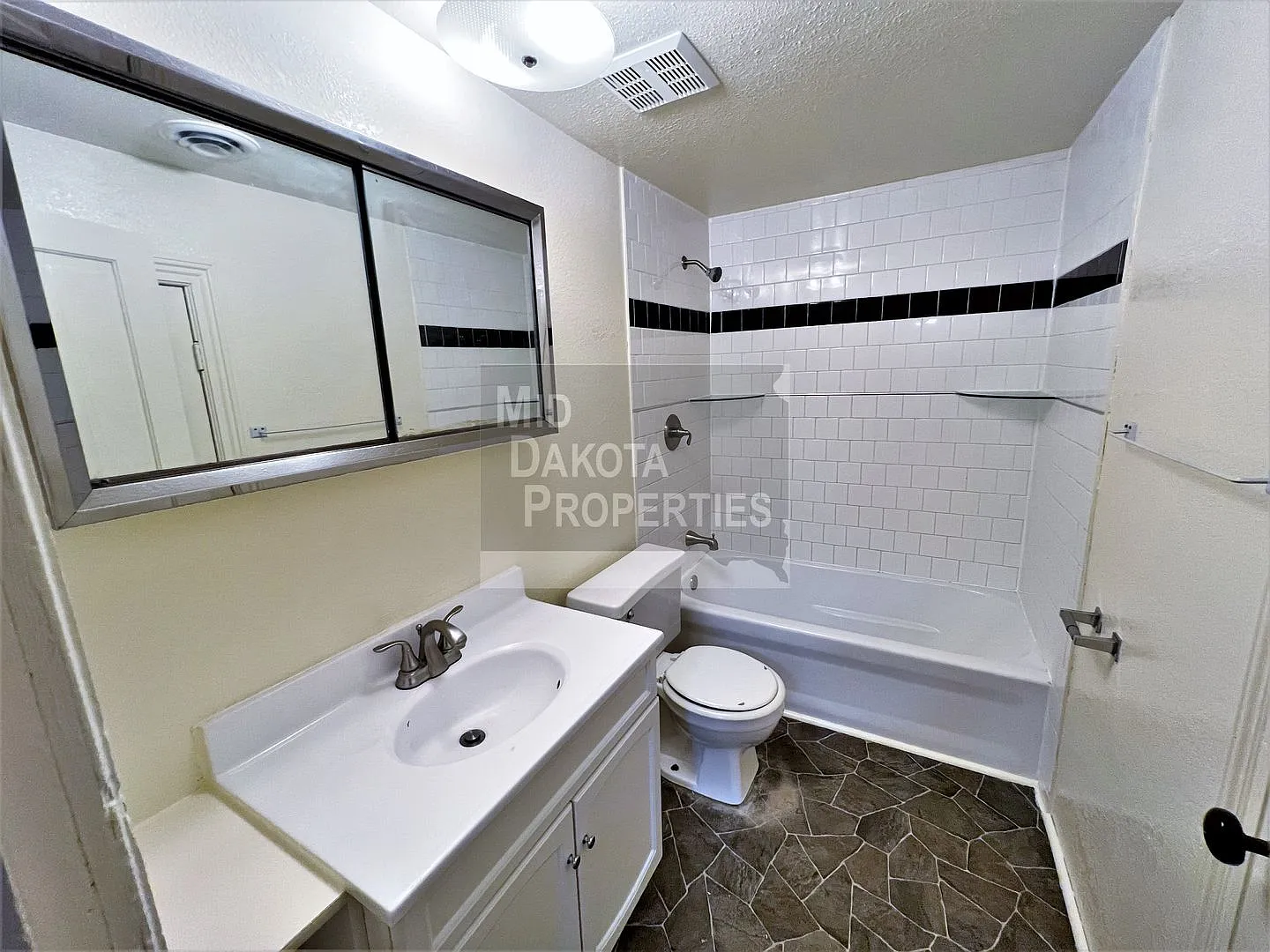 420 E 6th — Photo 4