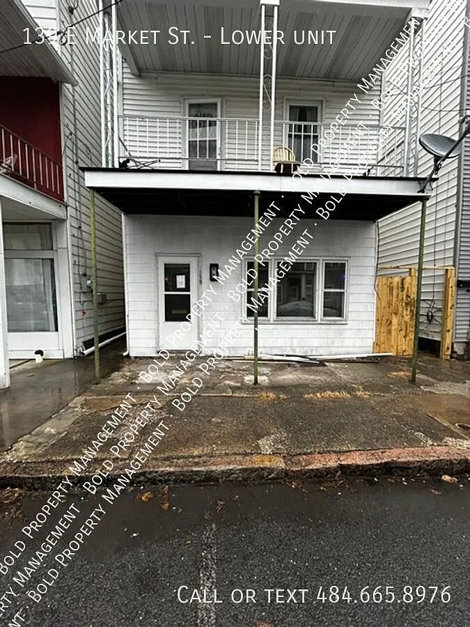 139 E Market St photo 1
