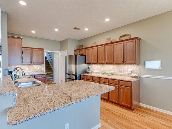 5th image of 1038 Notting Hill Dr