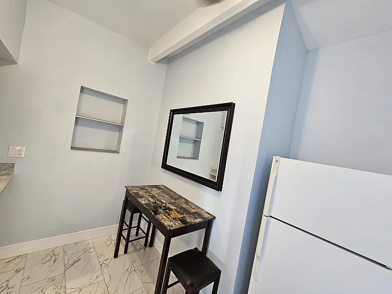 108 S Sunland Dr #C — Photo 2