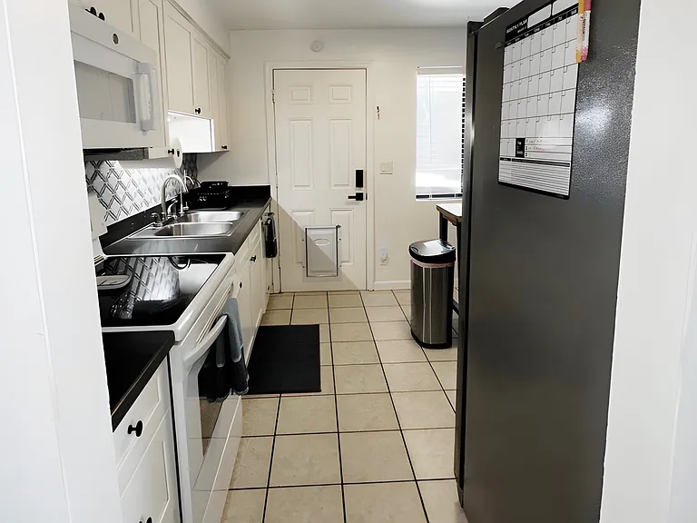 824 W 9th St — Photo 10