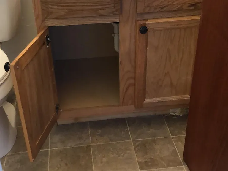 Colonial Manor — Photo 23