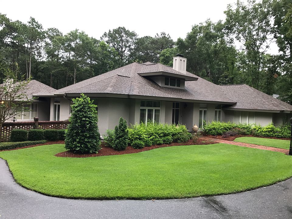 Beautiful stucco w/large lot