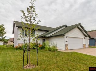 104 Cougar Dr, Mankato, MN 56001