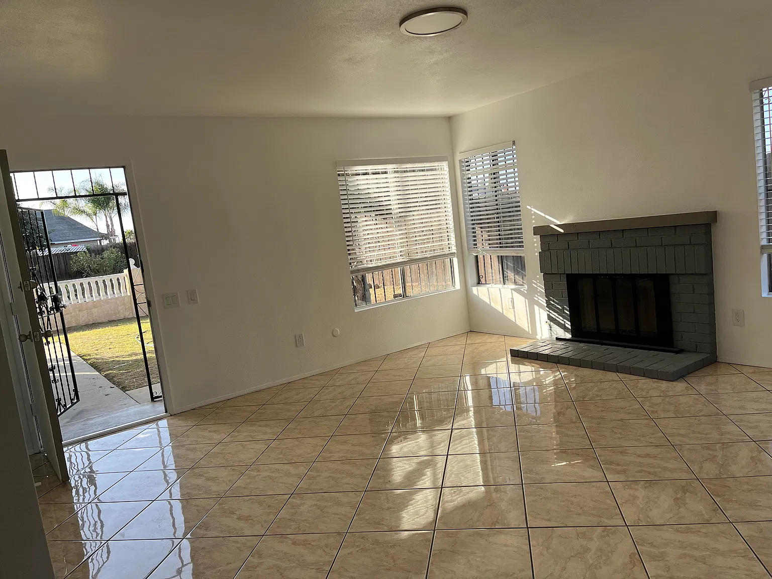 4 bed, 1400 sqft, $4,300 — Photo 3