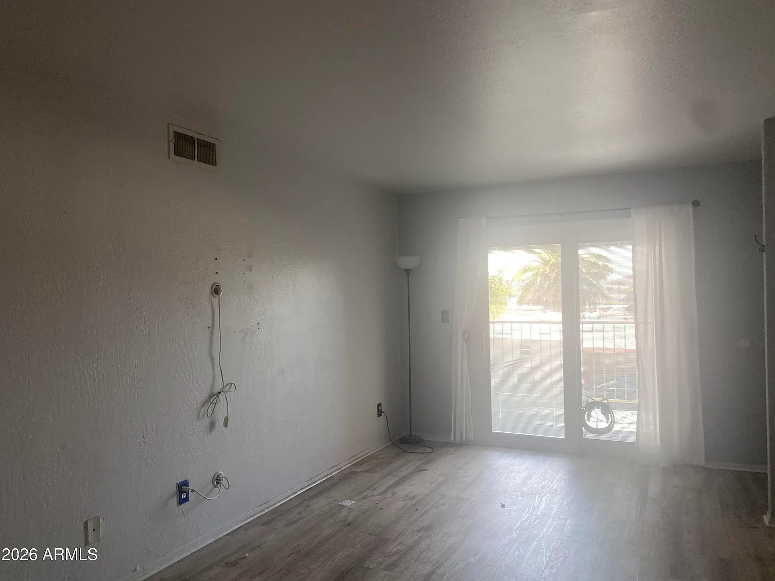 3 bed, 2.0 bath, 1136 sqft, $1,300 — Photo 2
