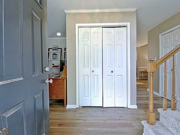 2nd image of 610 Wheatleigh Curv