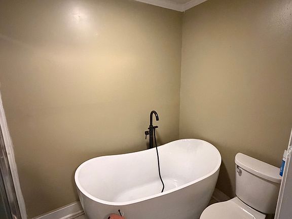 3rd image of 1004 Sheppard St