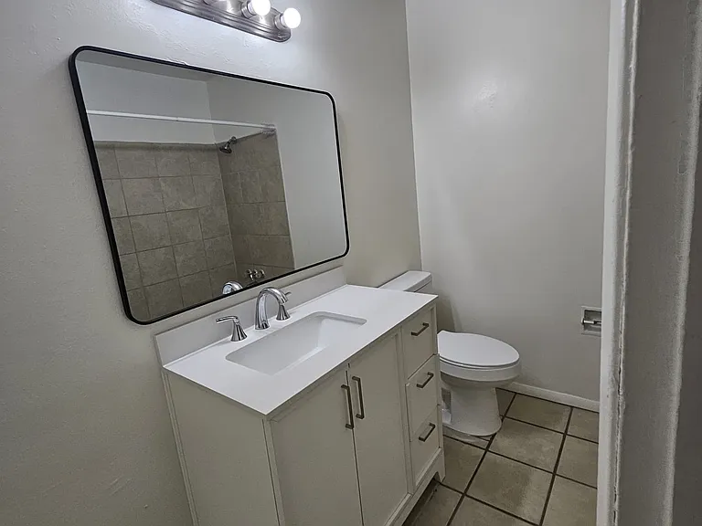 521 Palomas Dr SE #C — Photo 12