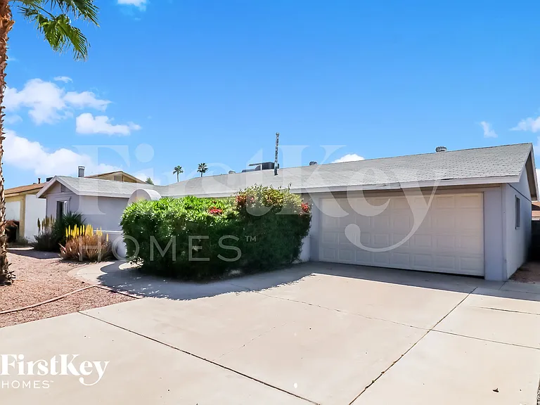 3733 E Eugie Ave — Photo 2