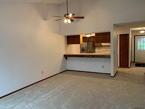 4th image of 33 Lexington Dr