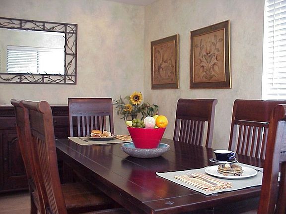 Great dining room arrangement!