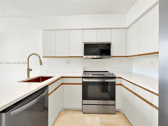 4th image of 3600 Mystic Pointe Dr APT 1515
