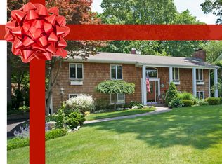9 Knoll Crst, Miller Place, NY