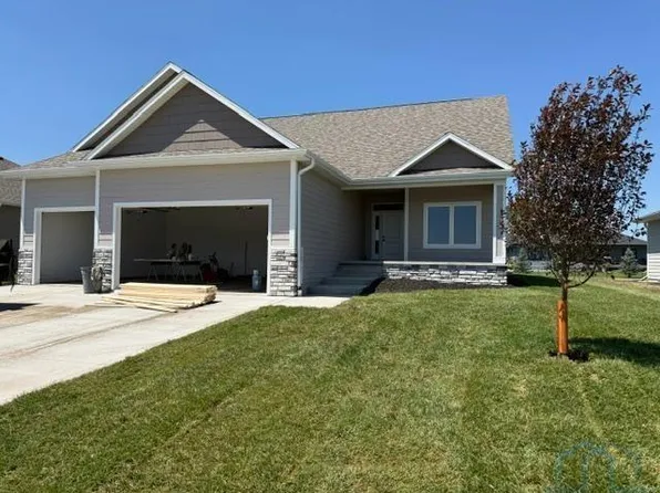 902 S Cattail Ct, North Sioux City, SD 57049