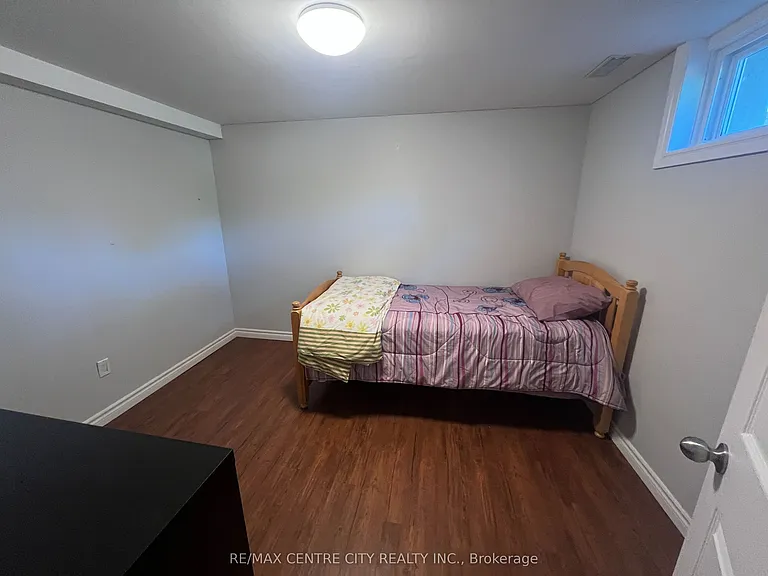74 Brentwood Cres — Photo 33
