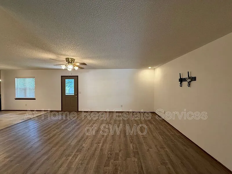 3 bed, 2.0 bath, 1247 sqft, $1,380 — Photo 2