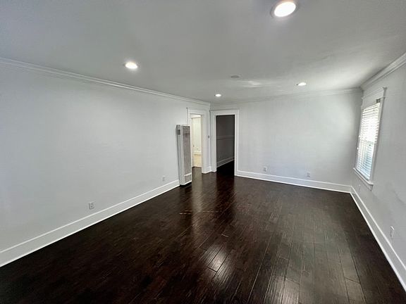 3rd image of 812 Cota Ave