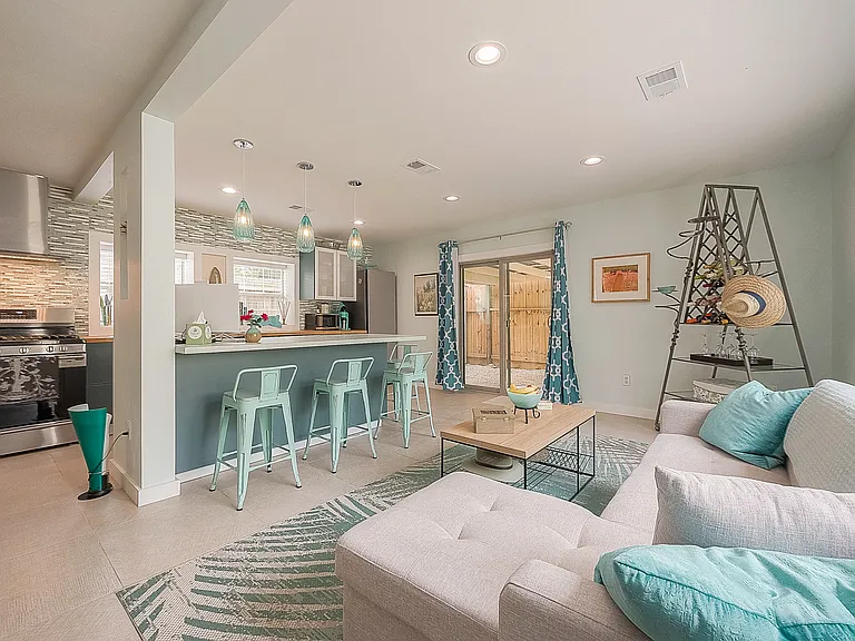2415 1/2 Rosamond St — Photo 4
