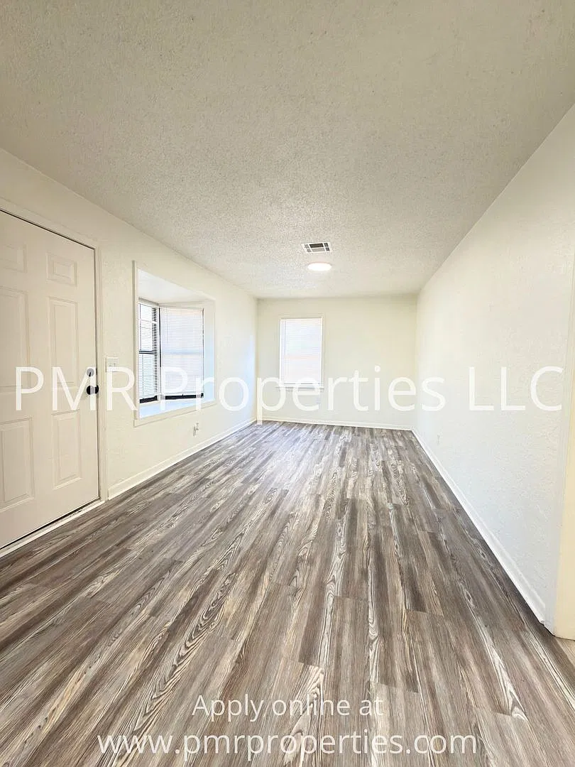 3 Bedrooms / 1 Bathroom House — Photo 2