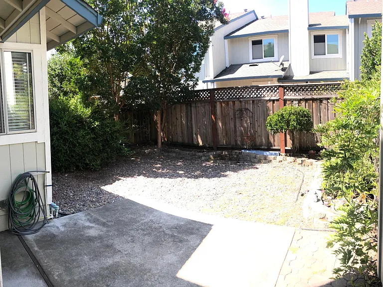 37 Meridian Cir — Photo 6