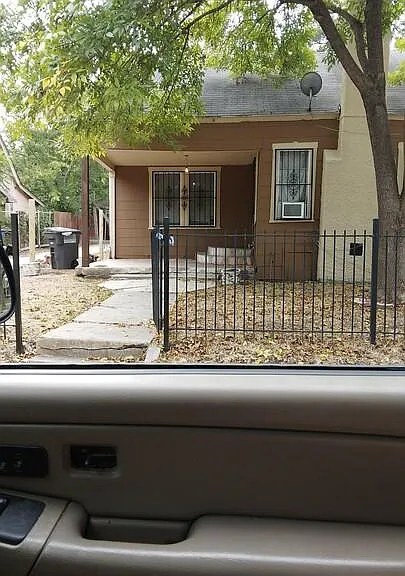1718 Schley Ave — Photo 1