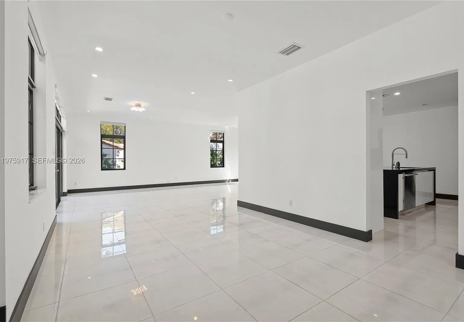519 Alhambra Cir #519 — Photo 4